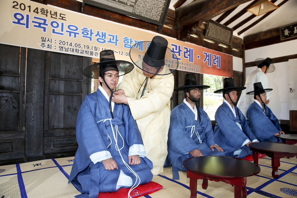 '갓 쓴' 외국인 유학생들, '전통 성년식' 체험